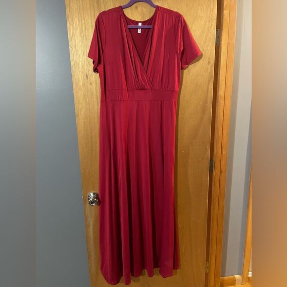 Beautiful red dress. - Picture 1 of 3